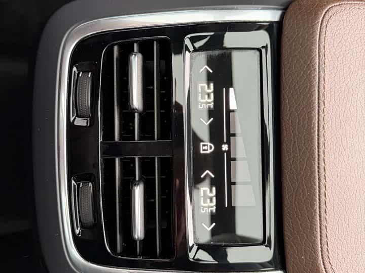 Фото 18 - Volvo XC90