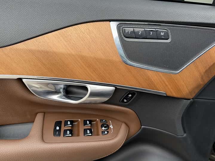 Фото 7 - Volvo XC90