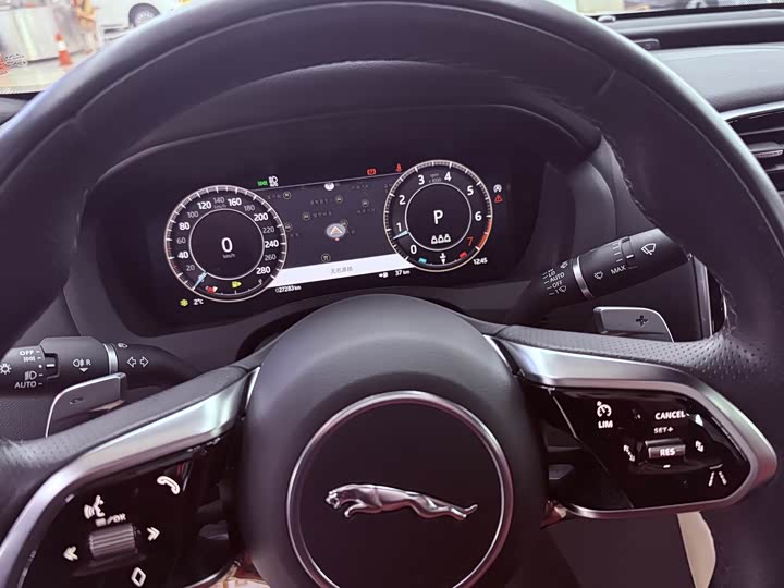 Фото 10 - Jaguar XE L