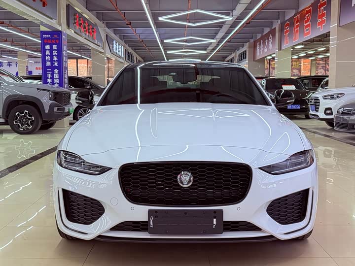 Фото 2 - Jaguar XE L
