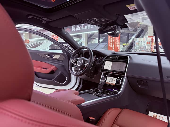 Фото 6 - Jaguar XE L