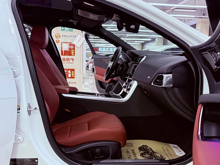 Фото 8 - Jaguar XE L