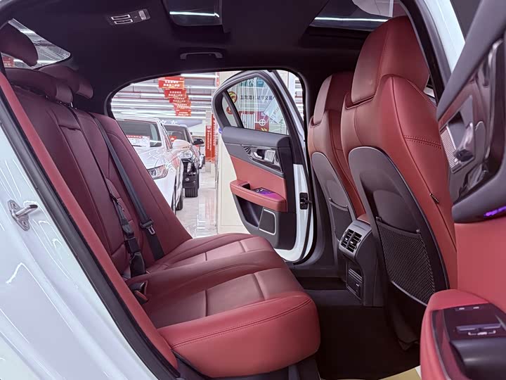 Фото 9 - Jaguar XE L