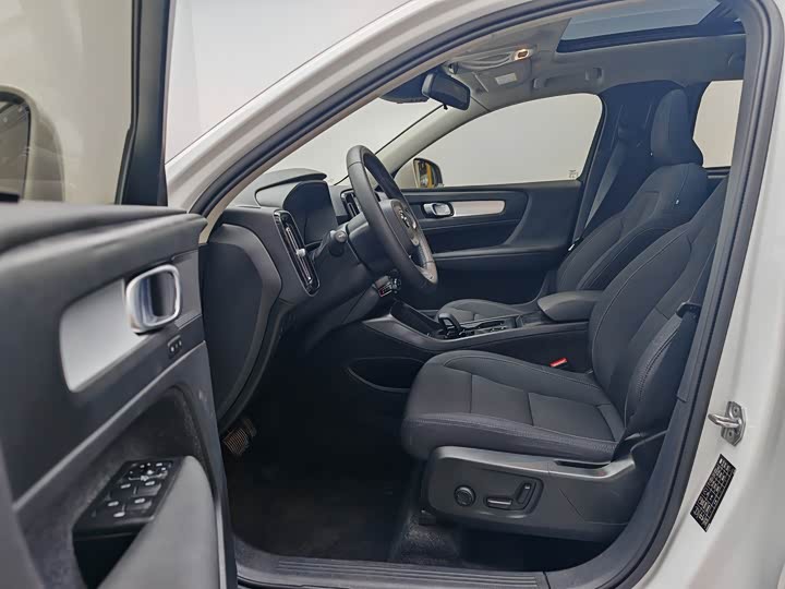 Фото 13 - Volvo XC40