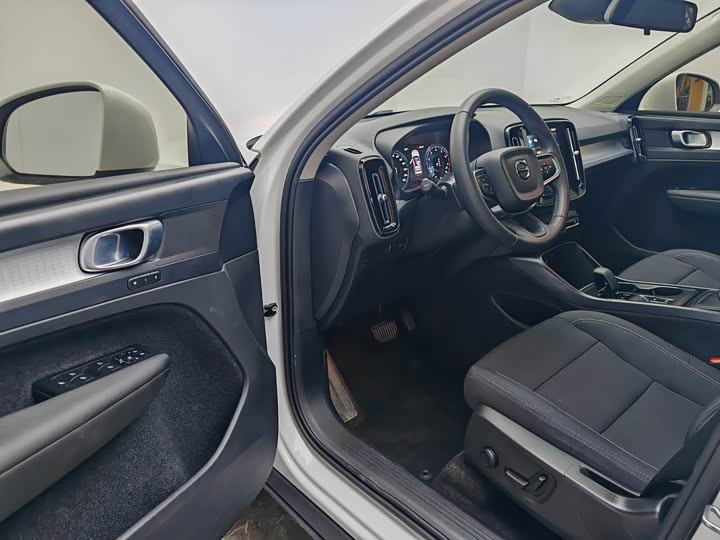 Фото 14 - Volvo XC40