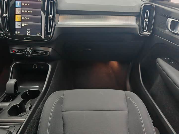 Фото 18 - Volvo XC40