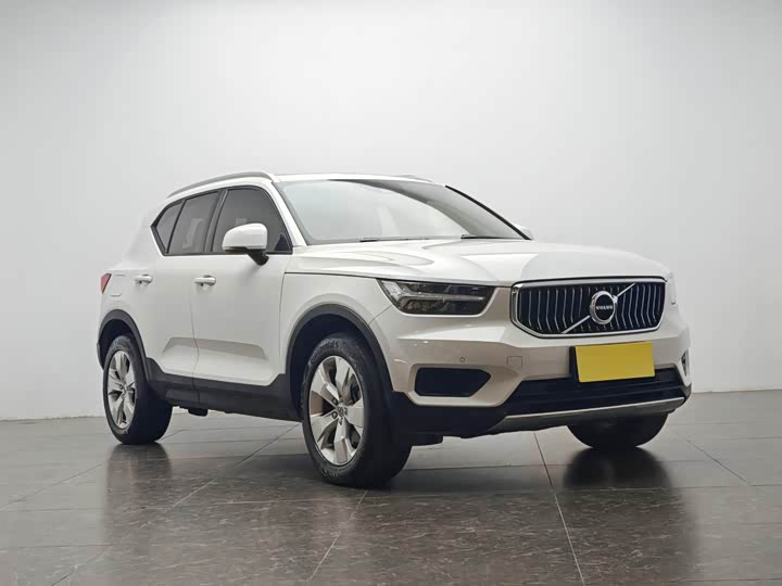 Фото 2 - Volvo XC40
