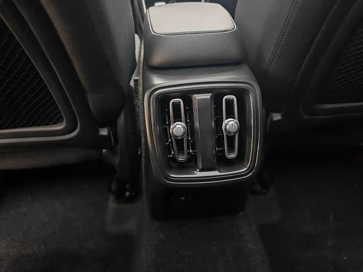 Фото 20 - Volvo XC40