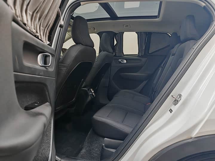 Фото 21 - Volvo XC40