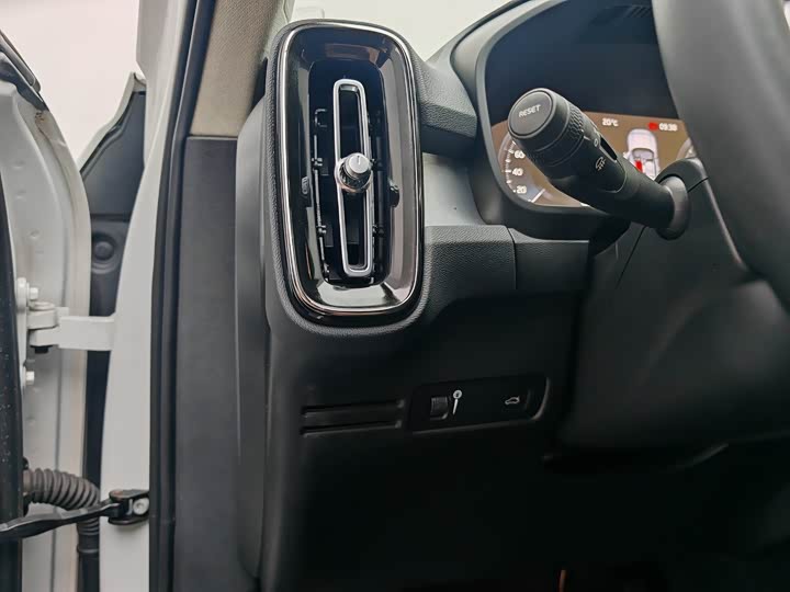 Фото 24 - Volvo XC40