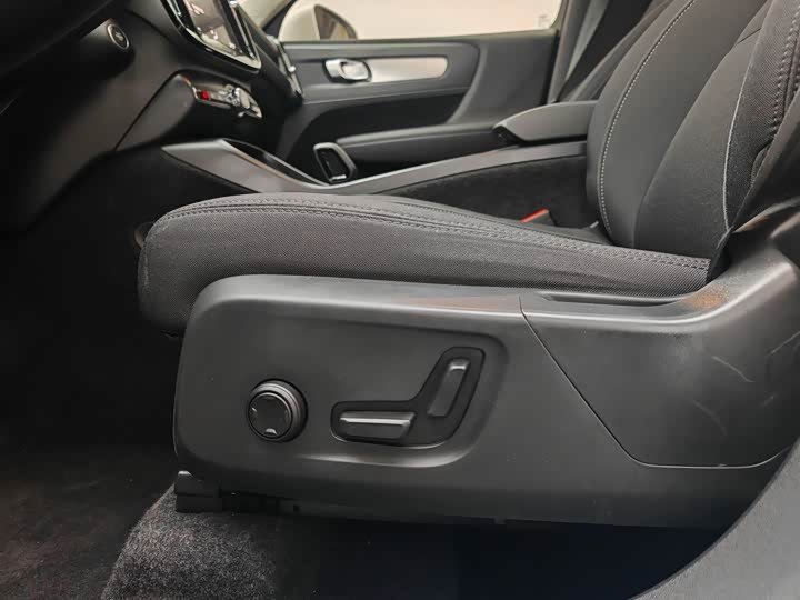 Фото 25 - Volvo XC40