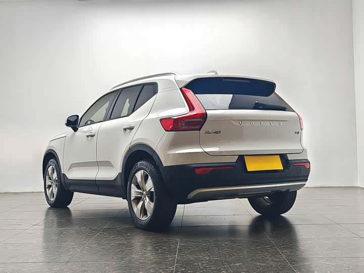 Фото 4 - Volvo XC40