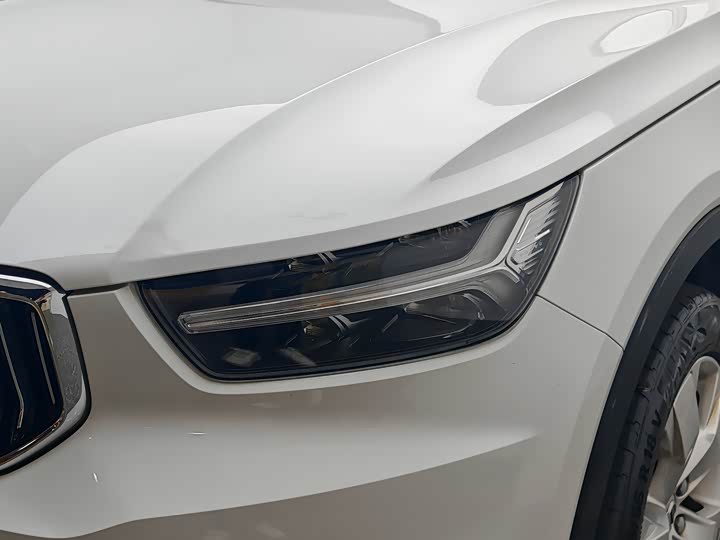 Фото 8 - Volvo XC40