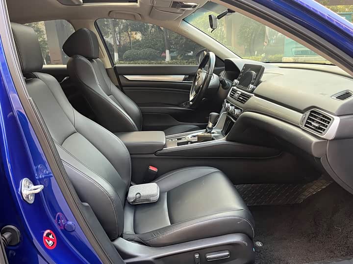 Фото 10 - Honda Accord