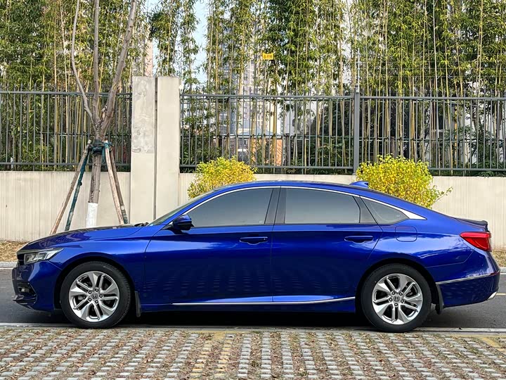 Фото 4 - Honda Accord