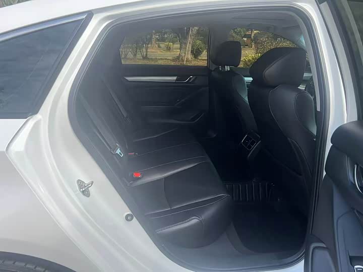 Фото 10 - Honda Accord