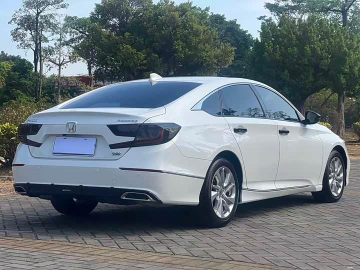 Фото 18 - Honda Accord