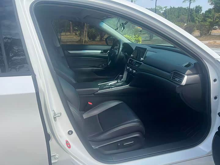 Фото 9 - Honda Accord