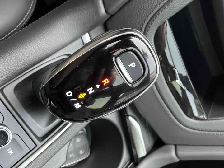 Фото 22 - Cadillac XT6