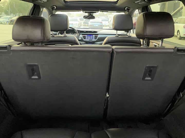 Фото 34 - Cadillac XT6