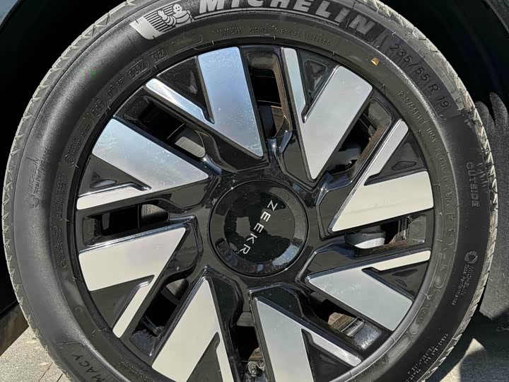 Фото 13 - Zeekr Mix