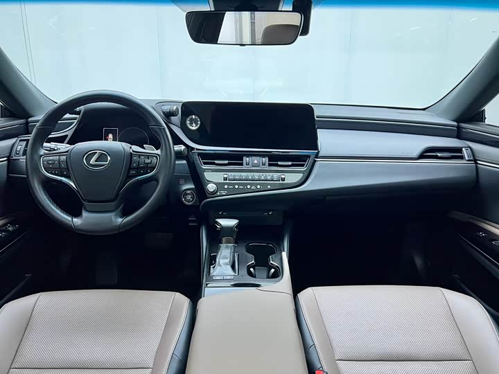 Фото 6 - Lexus ES