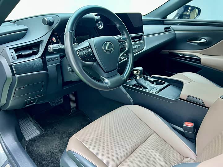 Фото 8 - Lexus ES