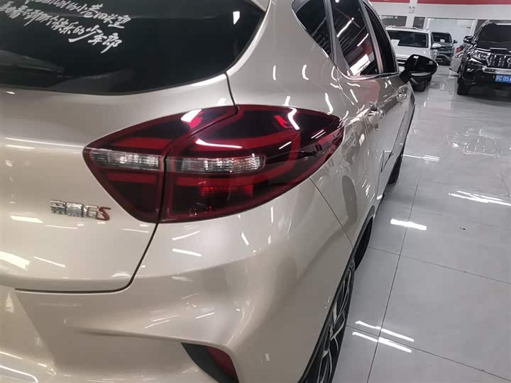 Фото 8 - Geely Emgrand GS