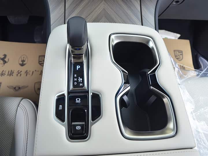 Фото 10 - Lexus LM