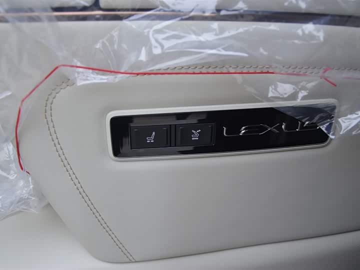 Фото 12 - Lexus LM