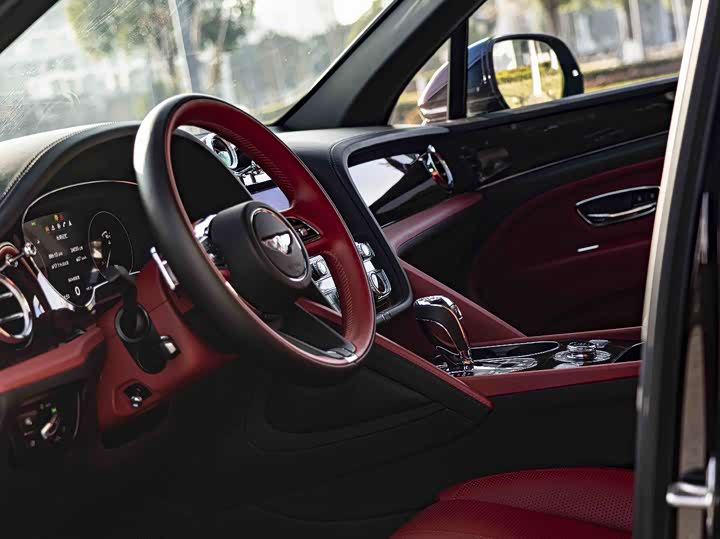 Фото 11 - Bentley Bentayga