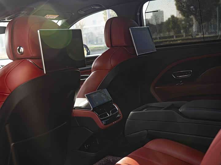 Фото 12 - Bentley Bentayga