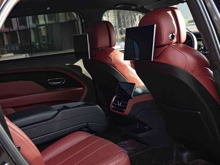 Фото 13 - Bentley Bentayga