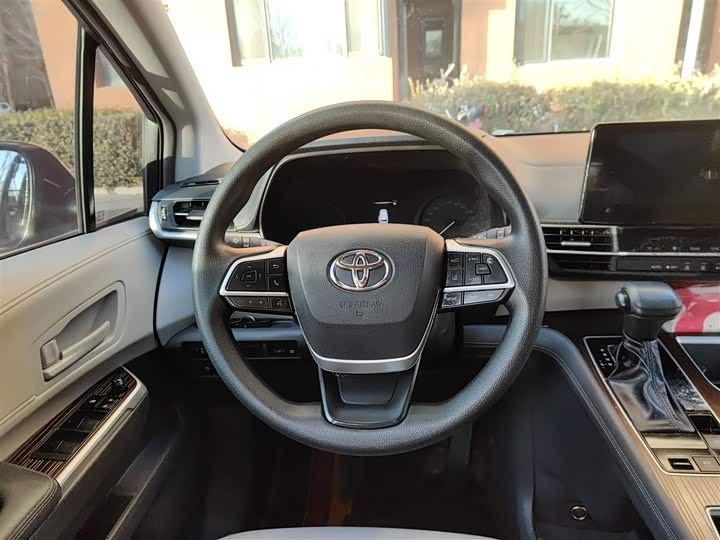 Фото 3 - Toyota Granvia