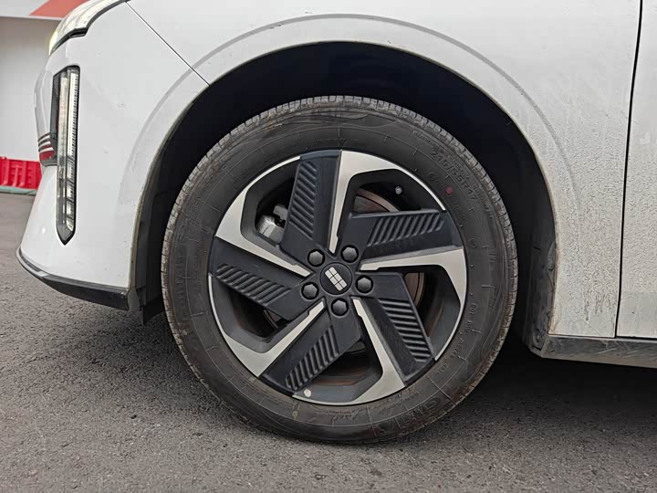 Фото 11 - Geely Galaxy L6