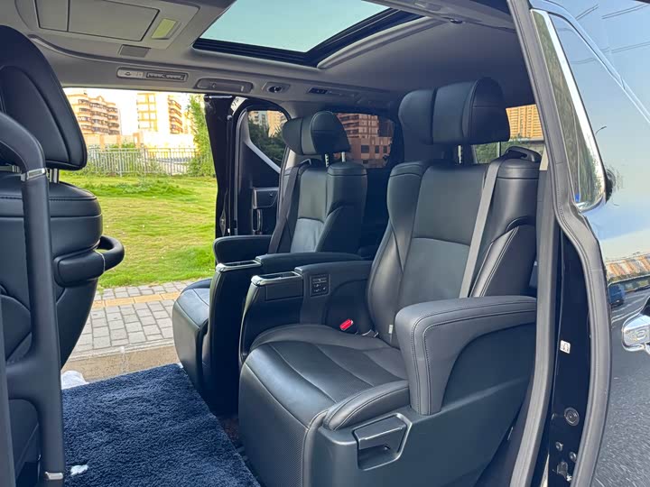 Фото 9 - Toyota Vellfire