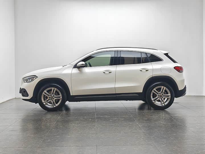 Фото 10 - Mercedes-Benz GLA-Class