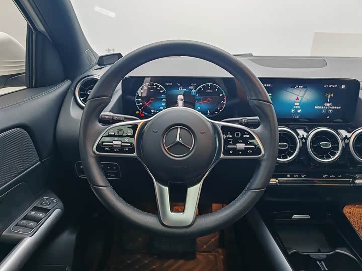 Фото 17 - Mercedes-Benz GLA-Class