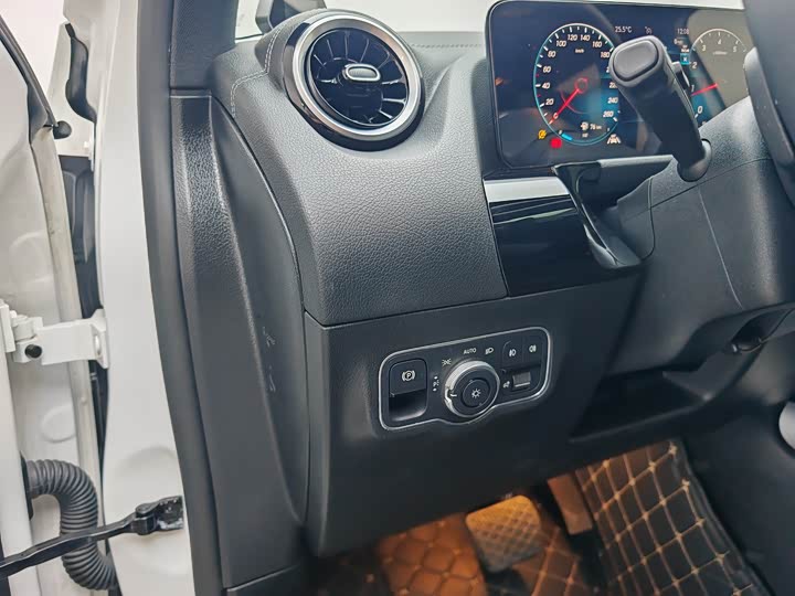 Фото 25 - Mercedes-Benz GLA-Class