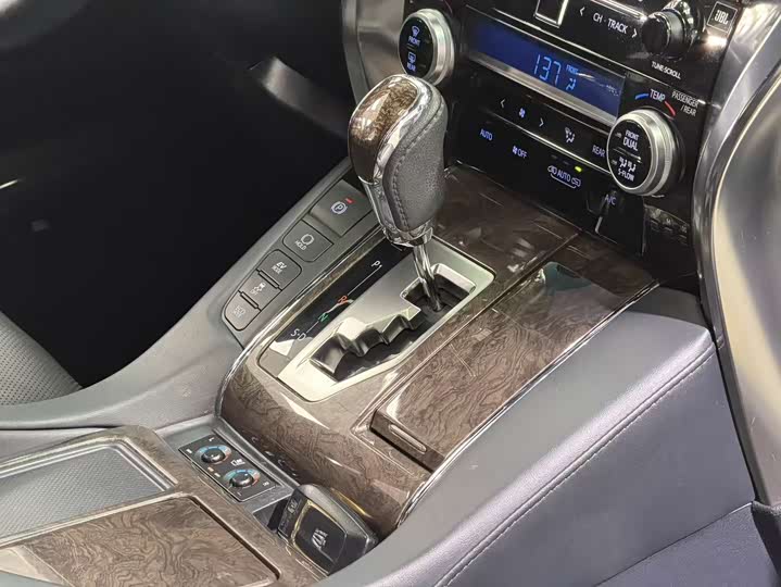 Фото 10 - Toyota Vellfire