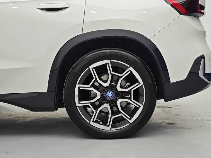 Фото 10 - BMW iX1