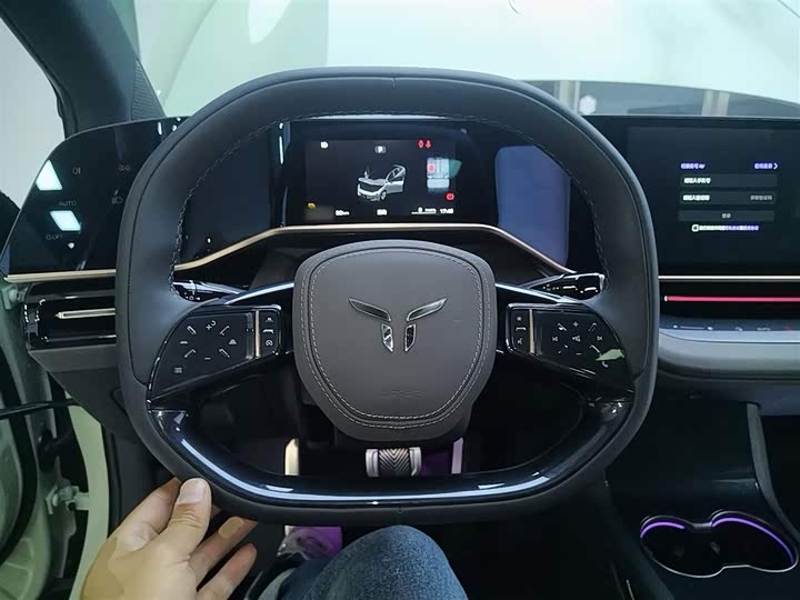 Фото 11 - Hongqi EH7