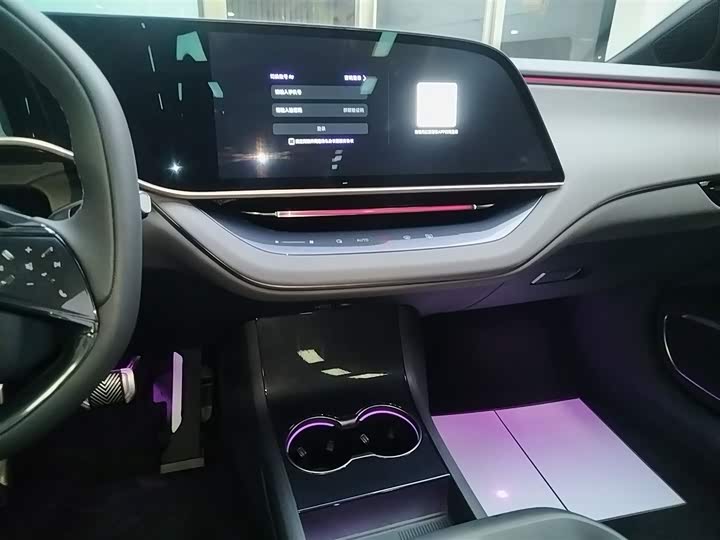 Фото 13 - Hongqi EH7