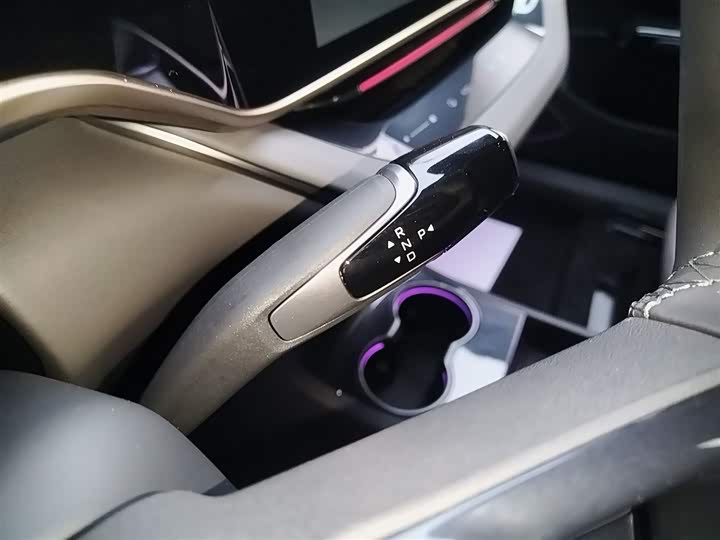 Фото 14 - Hongqi EH7