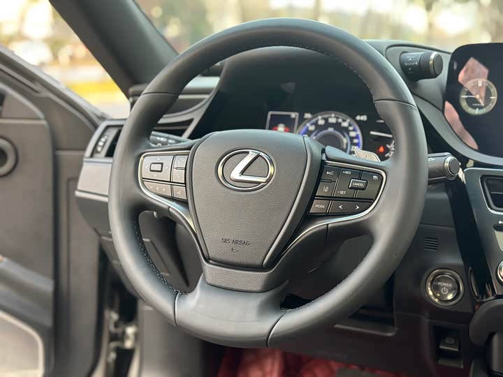 Фото 10 - Lexus ES