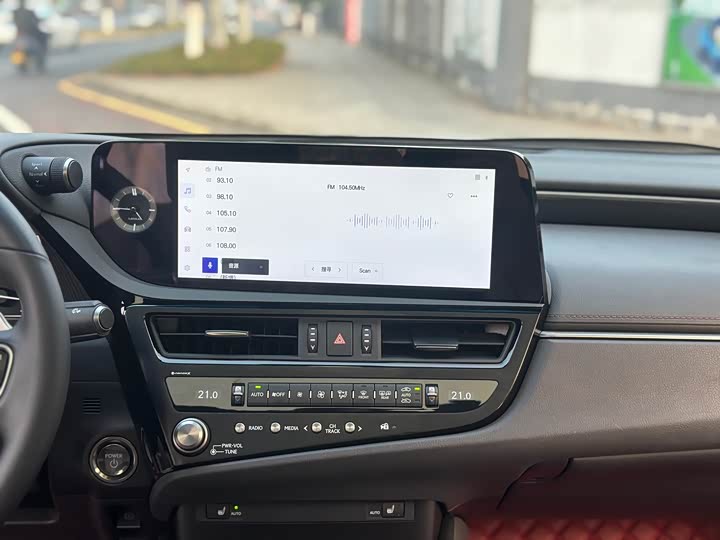 Фото 11 - Lexus ES