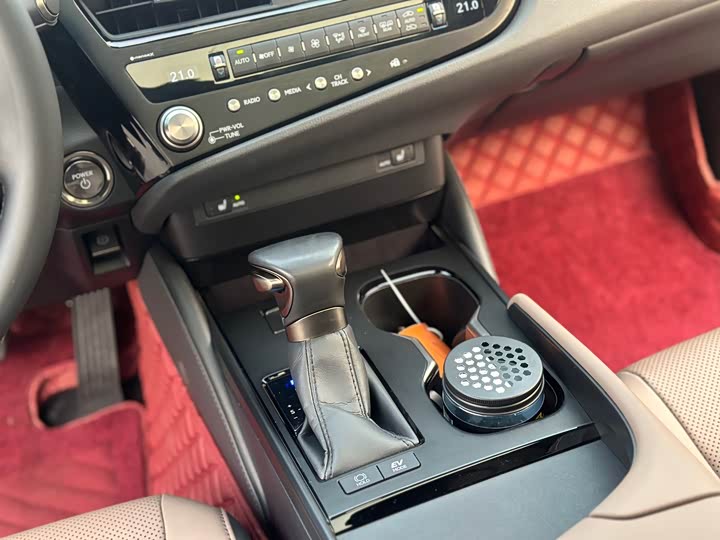 Фото 12 - Lexus ES