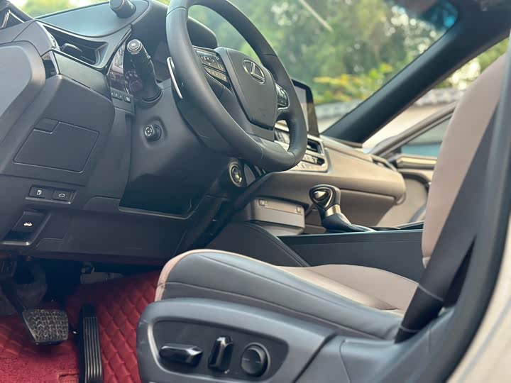 Фото 16 - Lexus ES