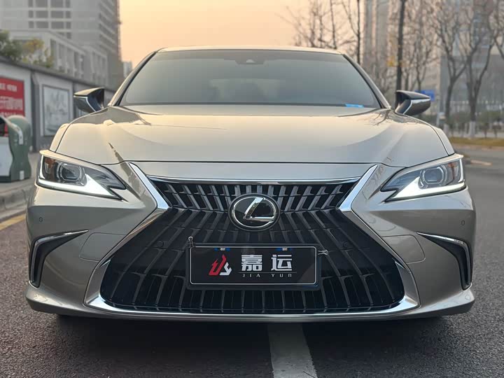 Фото 2 - Lexus ES