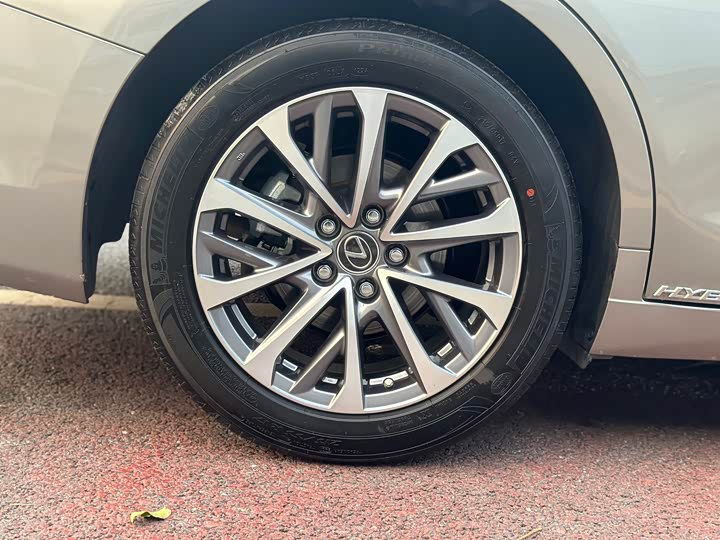 Фото 20 - Lexus ES